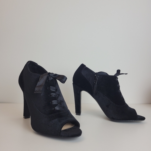 Black velvet heel satin laces coquette nwot - Picture 13 of 13